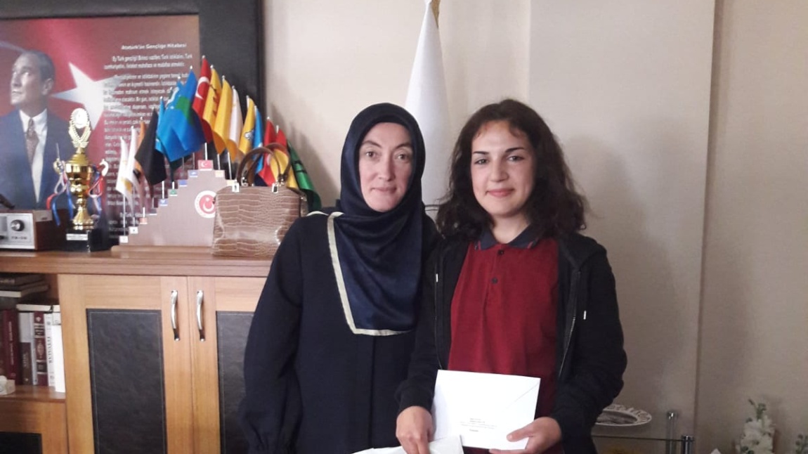 12.sınıf öğrencimiz Cansu GÜNEŞ, müftülüğün düzenlediği kompozisyon yarışmasında 3. olarak ödülünü aldı.